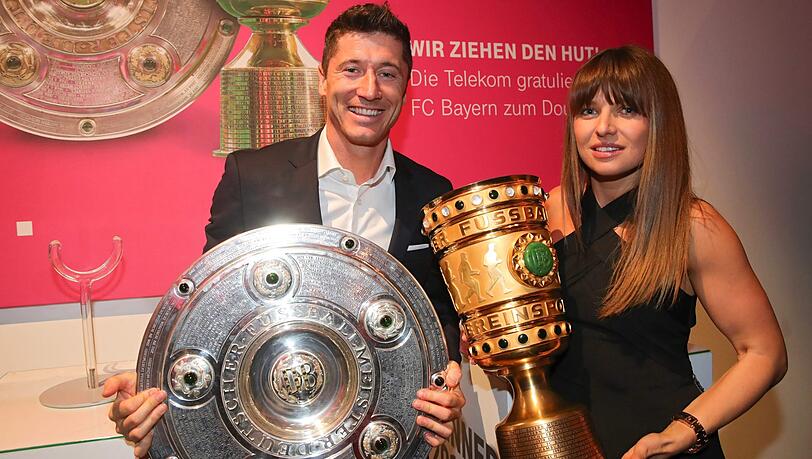 Mai 2019: Robert Lewandowski und seine Frau Anna posieren in der Finalnacht 2019 mit DFB-Pokal und Meisterschale. Der FC Bayern gewann das Pokalfinale gegen RB Leipzig mit 3:0. Mai 2019: Robert Lewandowski und seine Frau Anna posieren in der Finalnacht 2019 mit DFB-Pokal und Meisterschale. Der FC Bayern gewann das Pokalfinale gegen RB Leipzig mit 3:0.