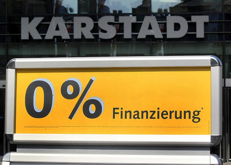 Werbung für Null-Prozent-Finanzierung (bei Karstadt): Immer mehr Firmen - vom Elektroriesen bis zum Autohändler setzten auf das Konzept der Kredite ohne Zinsen.