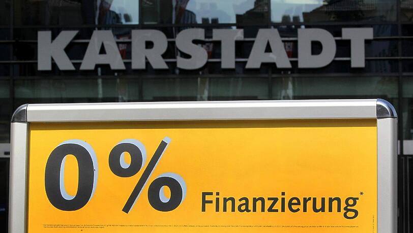 Werbung für Null-Prozent-Finanzierung (bei Karstadt): Immer mehr Firmen - vom Elektroriesen bis zum Autohändler setzten auf das Konzept der Kredite ohne Zinsen. Werbung für Null-Prozent-Finanzierung (bei Karstadt): Immer mehr Firmen - vom Elektroriesen bis zum Autohändler setzten auf das Konzept der Kredite ohne Zinsen.