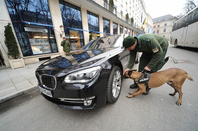 Sicherheitskoferenz: Hunde schnüffeln an den Gullis, die Polizei filzt den Bereich um den Bayerischen Hof. Die Bilder aus der Münchner City...