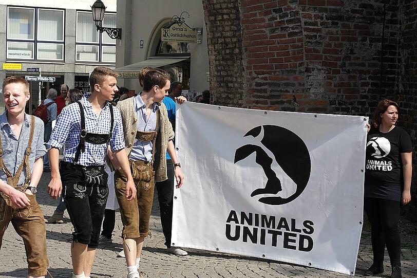 Am Sendlinger Tor hat die Tierrechtsorganisation Animals United Lärm für die Stimmlosen, die Tiere, gemacht.