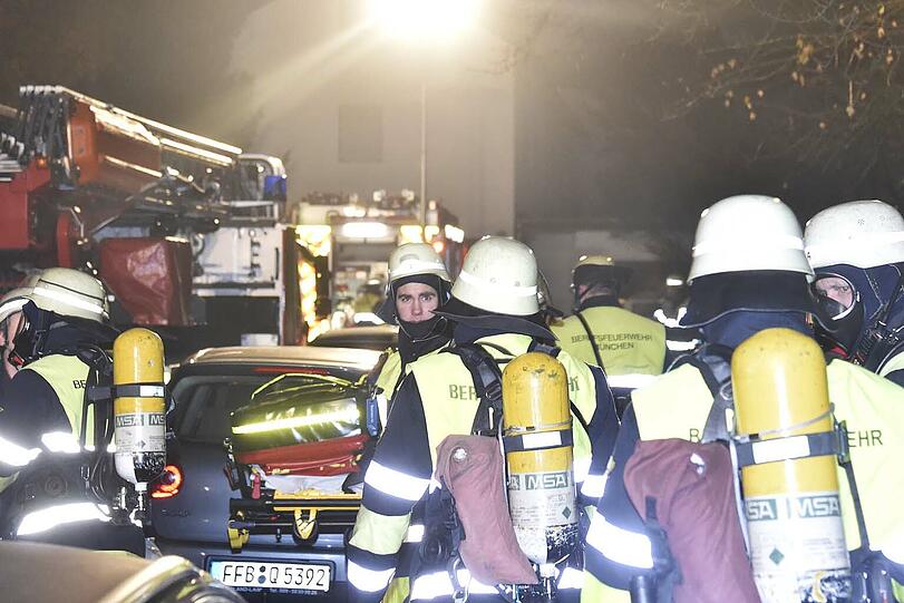 Bei dem Brand in der Tiefgarage wurde drei Autos komplett zerstört. Die Feuerwehr war mit 60 Mann im Einsatz.