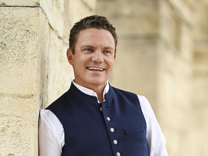 Stefan Mross steht an einer Wand angelehnt. Foto: Patrick Seeger/Archivbild
