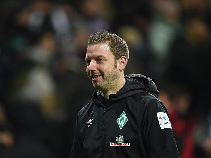 Werder Trainer Florian Kohfeldt geht lächelnd über den Platz. Foto: Carmen Jaspersen/Archiv