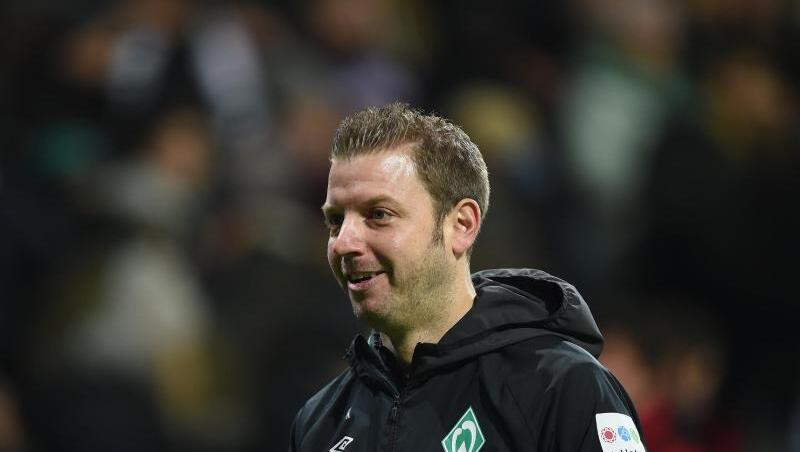 Werder Trainer Florian Kohfeldt geht lächelnd über den Platz. Foto: Carmen Jaspersen/Archiv Werder Trainer Florian Kohfeldt geht lächelnd über den Platz. Foto: Carmen Jaspersen/Archiv
