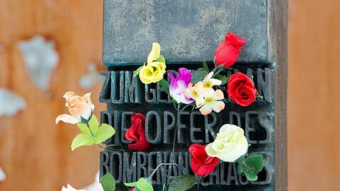 Blumen stecken an dem Denkmal für die Opfer des Attentats auf das Oktoberfest.