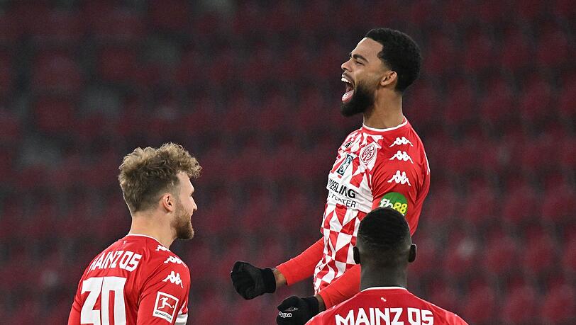 Der Mainzer Jeremiah St. Juste (o) jubelt nach seinem Treffer zum 1:0.