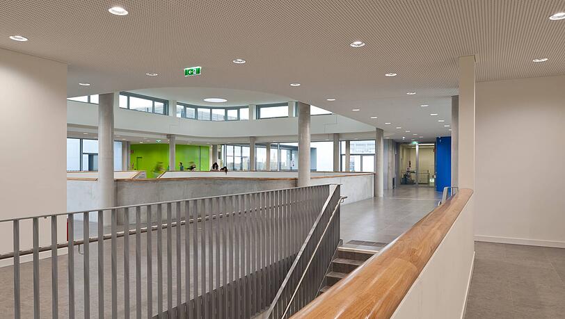 Schulrat Florian Kraus (Grüne) erklärt, dass bei neuen Schulen erst geprüft werden müsse, ob sich eine Aula lohne (Symbolbild).
