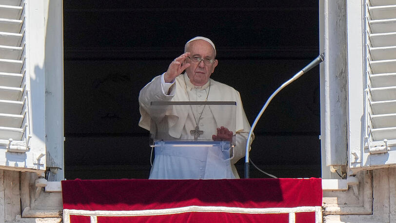 Papst Franziskus erteilt seinen Segen, während er das Angelus-Mittagsgebet aus dem Fenster seines Studios mit Blick auf den Petersplatz spricht. Papst Franziskus hat zu Verhandlungen im russischen Angriffskrieg in der Ukraine aufgefordert. Papst Franziskus erteilt seinen Segen, während er das Angelus-Mittagsgebet aus dem Fenster seines Studios mit Blick auf den Petersplatz spricht. Papst Franziskus hat zu Verhandlungen im russischen Angriffskrieg in der Ukraine aufgefordert.