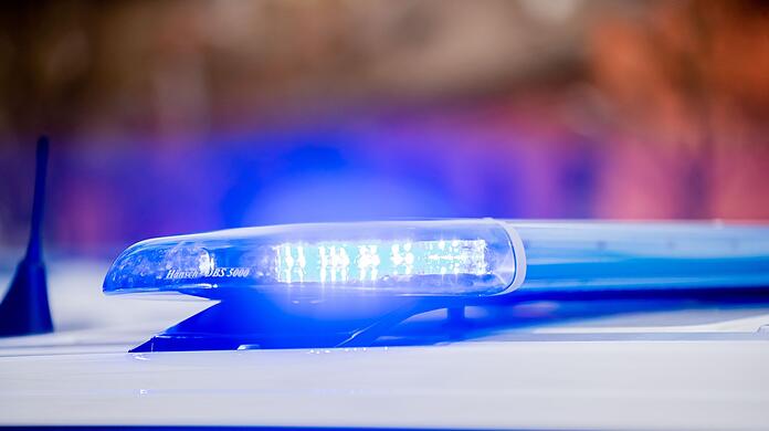 Das Blaulicht eines Polizeifahrzeuges leuchtet.