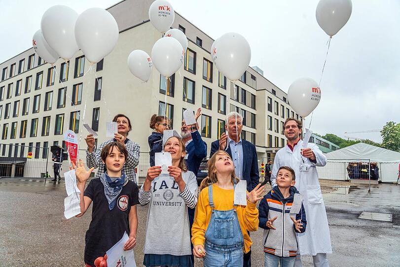 Ehemalige Patienten und Mitarbeiter der München Klinik lassen mit OB Reiter und weiteren Ehrengästen ihre guten Wünsche für die neue Klinik an Ballons in die Luft steigen.