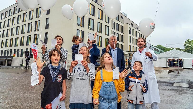 Ehemalige Patienten und Mitarbeiter der München Klinik lassen mit OB Reiter und weiteren Ehrengästen ihre guten Wünsche für die neue Klinik an Ballons in die Luft steigen. Ehemalige Patienten und Mitarbeiter der München Klinik lassen mit OB Reiter und weiteren Ehrengästen ihre guten Wünsche für die neue Klinik an Ballons in die Luft steigen.