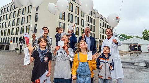 Ehemalige Patienten und Mitarbeiter der München Klinik lassen mit OB Reiter und weiteren Ehrengästen ihre guten Wünsche für die neue Klinik an Ballons in die Luft steigen.