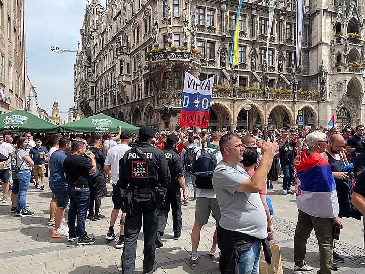 Die Lage bleibt aber friedlich. Insgesamt sind laut Polizei 2000 Einsatzkräfte im gesamten Stadtgebiet unterwegs.