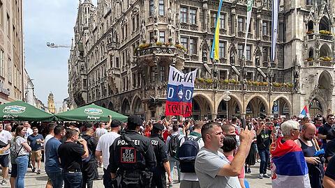 Die Lage bleibt aber friedlich. Insgesamt sind laut Polizei 2000 Einsatzkräfte im gesamten Stadtgebiet unterwegs.