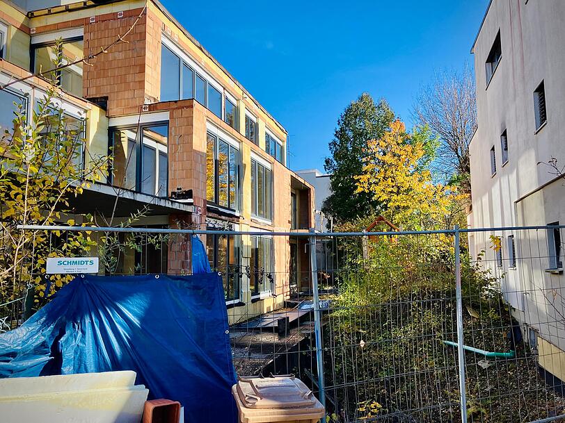 Ein "stilvolles Mehrfamilienhaus mit fünf Wohneinheiten auf 512 m² Wohnfläche" – mit weißen Fassaden, großen Fensterfronten und begrüntem Dach war hier mal geplant.