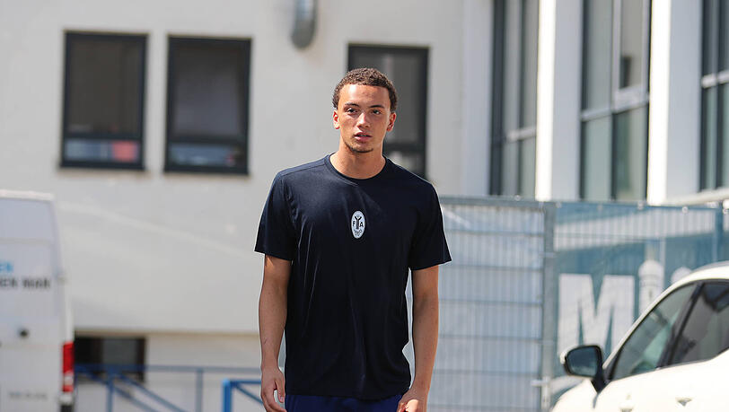 Samuel Althaus im neuen Trainingsshirt des TSV 1860. Künftig aber schnürt er seine Schuhe wieder in der Dritten Liga. Samuel Althaus im neuen Trainingsshirt des TSV 1860. Künftig aber schnürt er seine Schuhe wieder in der Dritten Liga.