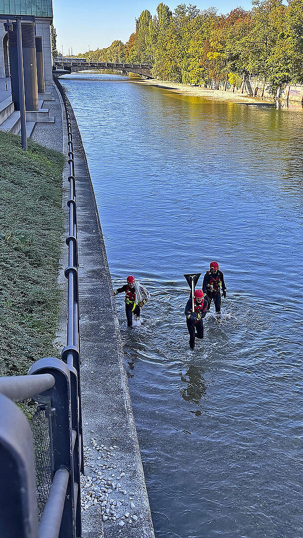 Die Feuerwehr rettete einen Fuchs aus der Isar nahe der Museumsinsel.
