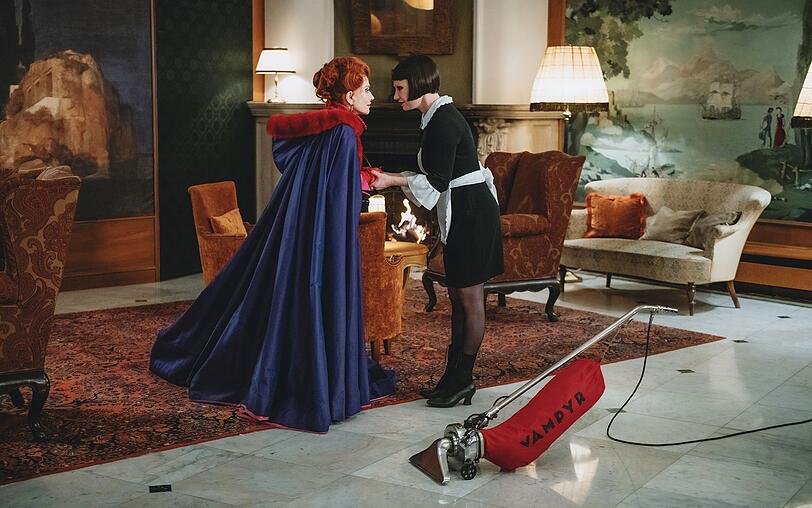 Können Gräfin Báthory (Isabelle Huppert, links) und ihre Zofe Hermine (Birgit Minichmayr) das große Übel noch irgendwie abwenden? Können Gräfin Báthory (Isabelle Huppert, links) und ihre Zofe Hermine (Birgit Minichmayr) das große Übel noch irgendwie abwenden?