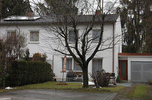 Das ist die Aubinger Doppelhaushälfte des Rentners Albert M. Hier wurde er am 14. Juni 2011 überfallen &ndash; und flüchtet vom Fenster aus auf die Terasse.