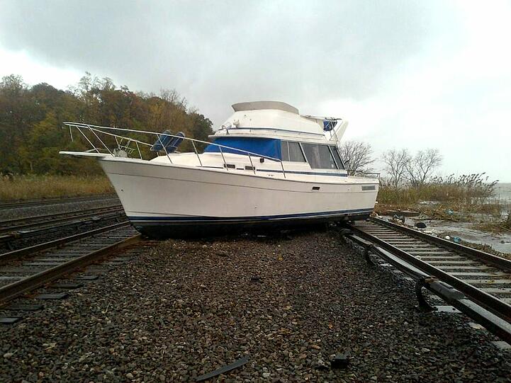 Hier sollte sobald kein Zug kommen: Dieses Boot wurde auf eine Gleilinie gespült.