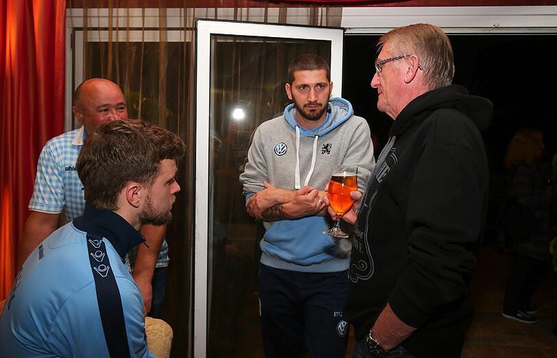 Launiger Abend im "Piano Room" des Mannschaftshotels der Löwen: Die 1860-Kicker trafen auf die Fans und tauschten sich rege mit den Anhängern aus.