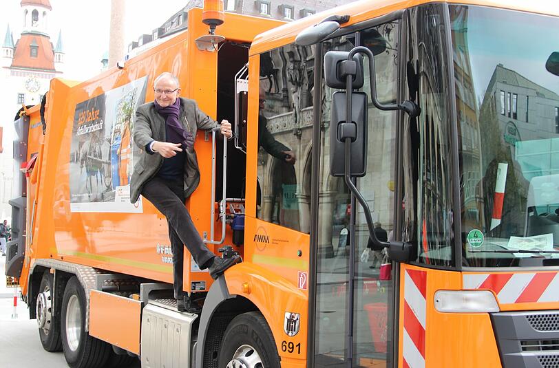 Müllauto-Surfing: Kommunalreferent Axel Markwardt turnt auf dem neuen Fahrzeug.
