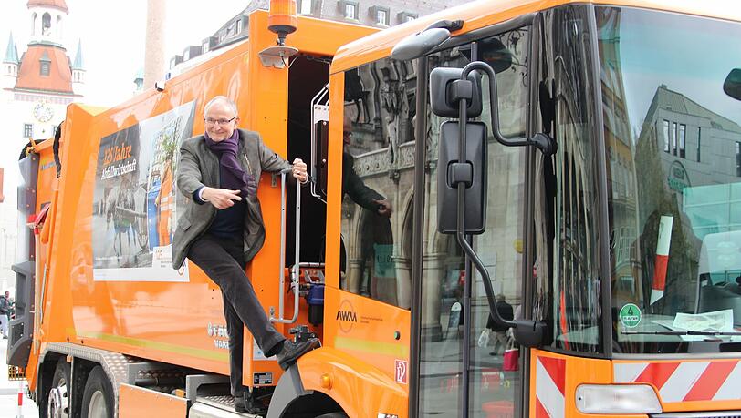 Müllauto-Surfing: Kommunalreferent Axel Markwardt turnt auf dem neuen Fahrzeug. Müllauto-Surfing: Kommunalreferent Axel Markwardt turnt auf dem neuen Fahrzeug.