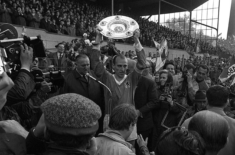 Er ist der Musterlöwe überhaupt. Peter Grosser führte die Sechziger 1966 als Kapitän zur Meisterschaft. Nur wenige Jahre davor kickte er allerdings noch beim Stadtrivalen. Zwischen 1960 und 1963 trug Grosser das Trikot der Bayern und wechselte 1963 zu den Löwen, die anders als die "Roten" in die neugegründete Bundesliga aufgenommen wurden.