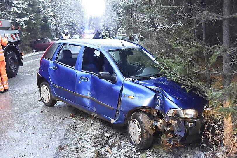 Zehn Fahrzeuge wurden bei der Massenkarambolage bei Zorneding beschädigt. Die Bilder.