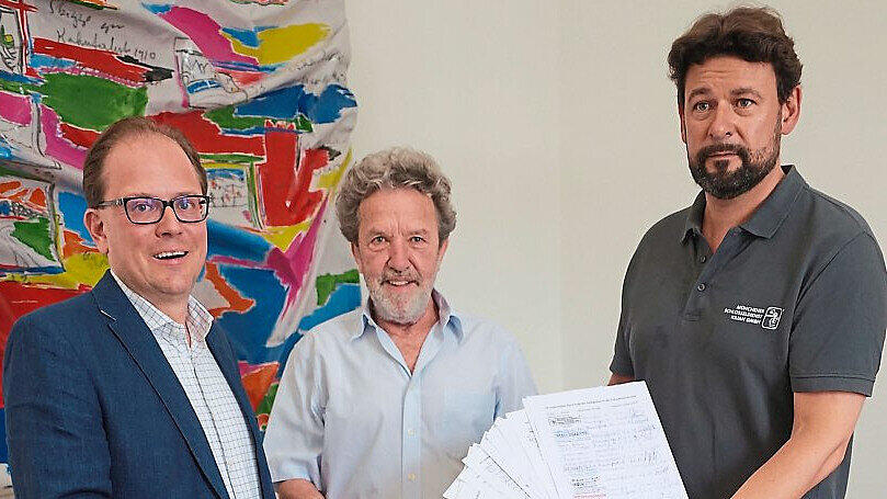 Manuel Pretzl (CSU), Wirt Beppi Bachmaier und Martin Kilian mit den 500 Unterschriften.