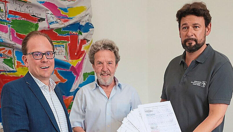 Manuel Pretzl (CSU), Wirt Beppi Bachmaier und Martin Kilian mit den 500 Unterschriften. Manuel Pretzl (CSU), Wirt Beppi Bachmaier und Martin Kilian mit den 500 Unterschriften.