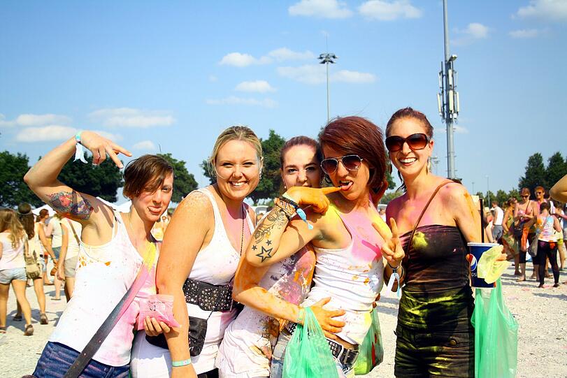 Bunter geht nicht: Das Holi One Color Festival in Riem. Die Bilder.