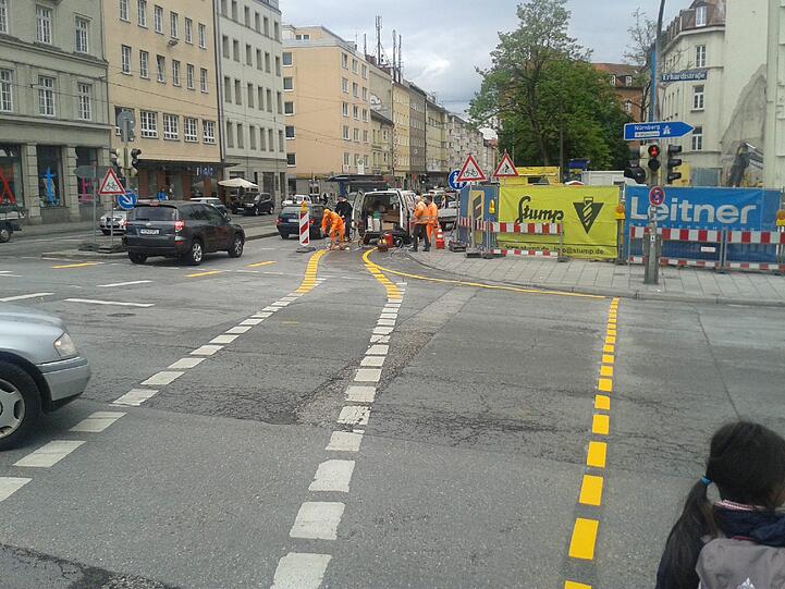 Wegen der Bauarbeiten für die Glockenbachsuiten wird&rsquo;s für Autofahrer und Radler an der Fraunhoferstraße momentan eng.