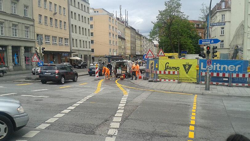 Wegen der Bauarbeiten für die Glockenbachsuiten wird’s für Autofahrer und Radler an der Fraunhoferstraße momentan eng. Wegen der Bauarbeiten für die Glockenbachsuiten wird’s für Autofahrer und Radler an der Fraunhoferstraße momentan eng.