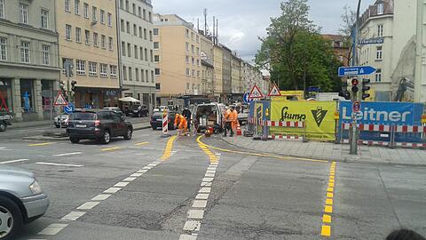 Wegen der Bauarbeiten für die Glockenbachsuiten wird&rsquo;s für Autofahrer und Radler an der Fraunhoferstraße momentan eng.