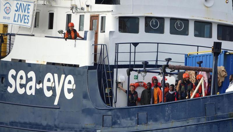 Migranten und Besatzungsmitglieder stehen an Deck des deutschen Rettungsschiffs "Alan Kurdi". (Symbolbild) Migranten und Besatzungsmitglieder stehen an Deck des deutschen Rettungsschiffs "Alan Kurdi". (Symbolbild)