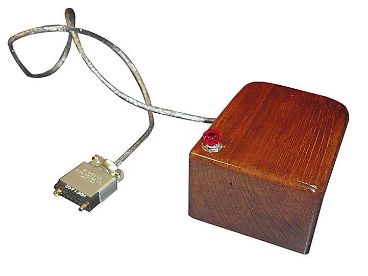 Die Originalmaus: Der Prototyp bestand aus einem Holzkästchen mit Strippe, einer roten Taste zum Klicken und einem Rad, das die Bewegungen des Geräts auf dem Bildschirm umsetzte.