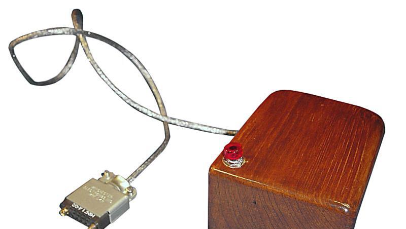 Die Originalmaus: Der Prototyp bestand aus einem Holzkästchen mit Strippe, einer roten Taste zum Klicken und einem Rad, das die Bewegungen des Geräts auf dem Bildschirm umsetzte. Die Originalmaus: Der Prototyp bestand aus einem Holzkästchen mit Strippe, einer roten Taste zum Klicken und einem Rad, das die Bewegungen des Geräts auf dem Bildschirm umsetzte.