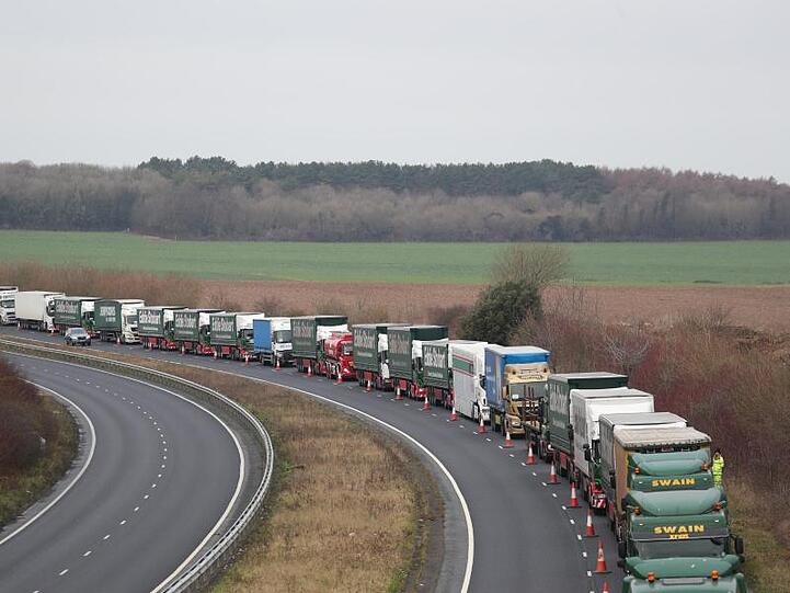 Lastwagen auf der A526 außerhalb von Dover: Die britiscche Regierung testet jede Möglichkeit, das Brexit-Chaos zu begrenzen.