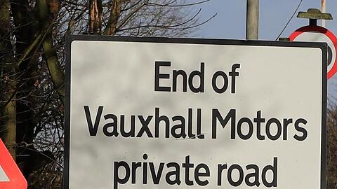Straßenschild in der Nähe des Vauxhall-Werks im britischen Ellesmere Port.