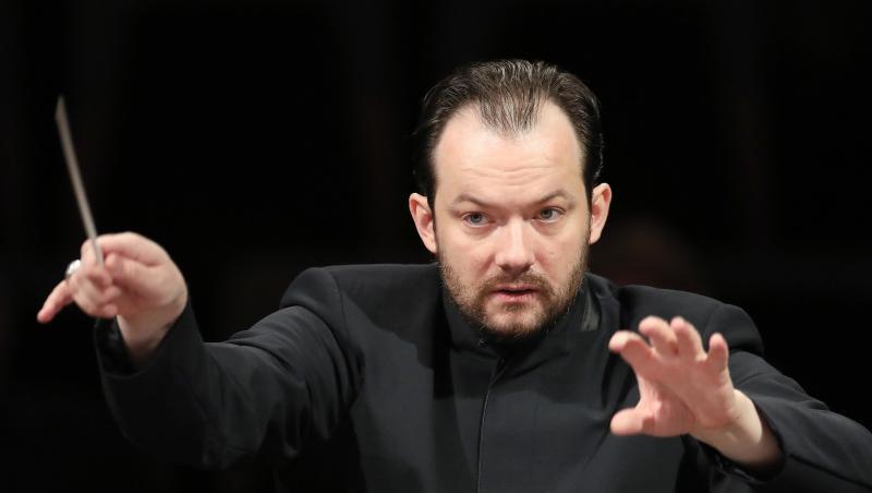 Der Gewandhauskapellmeister Andris Nelsons dirigiert während einer Probe das Gewandhausorchester.