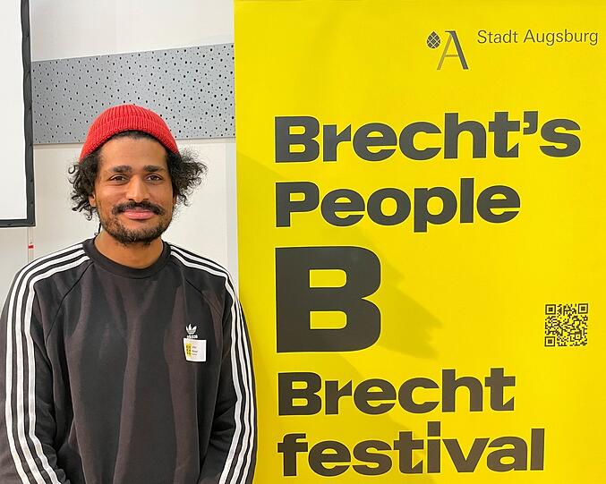 Julian Warner leitet das Brechtfestivals in Augsburg. Der deutsch-britische Künstler und Kurator veröffentlicht unter dem Alias Fehler Kuti Popmusik und Performances. Er beschäftig sich mit "dekolonialer Kritik"