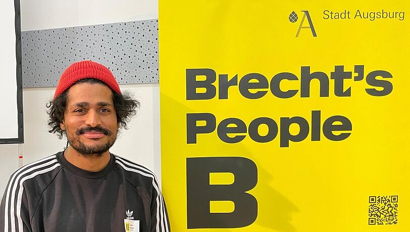 Julian Warner leitet das Brechtfestivals in Augsburg. Der deutsch-britische Künstler und Kurator veröffentlicht unter dem Alias Fehler Kuti Popmusik und Performances. Er beschäftig sich mit "dekolonialer Kritik" Julian Warner leitet das Brechtfestivals in Augsburg. Der deutsch-britische Künstler und Kurator veröffentlicht unter dem Alias Fehler Kuti Popmusik und Performances. Er beschäftig sich mit "dekolonialer Kritik"