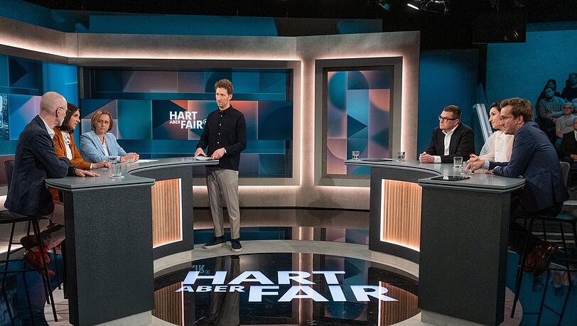 Am Montagabend diskutierte Louis Klamroth (Mitte) mit SPD-Politiker Sebastian Fiedler (links), Grünen-Politikerin Katrin Göring-Eckardt (zweite von links), AfD-Politikerin Beatrix von Storch, Jurist Ulf Buermeyer (dritter von rechts), CSU-Politikerin Dorothee Bär (zweite von rechts) und Journalist Martin Machowecz. Am Montagabend diskutierte Louis Klamroth (Mitte) mit SPD-Politiker Sebastian Fiedler (links), Grünen-Politikerin Katrin Göring-Eckardt (zweite von links), AfD-Politikerin Beatrix von Storch, Jurist Ulf Buermeyer (dritter von rechts), CSU-Politikerin Dorothee Bär (zweite von rechts) und Journalist Martin Machowecz.