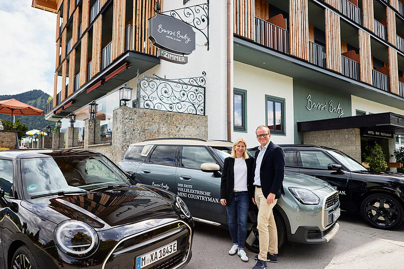 Susanna Eiber und Thomas Kösters vor dem angesagten Lifestyle Hotel "Bussi Baby".