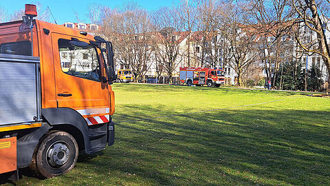 Mit einer Seilwinde befreite die Feuerwehr den "tiefergelegten" Lkw aus seiner misslichen Lage.