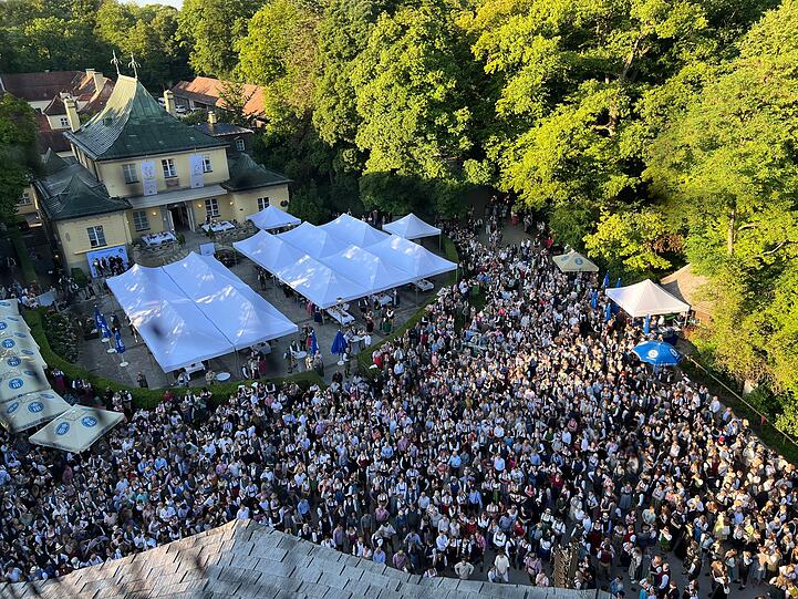 Rund 14.000 Menschen sind heuer auf dem Kocherlball zu Besuch. Ein Großteil von ihnen tanzt freilich klassisch vor dem Chinesischen Turm.