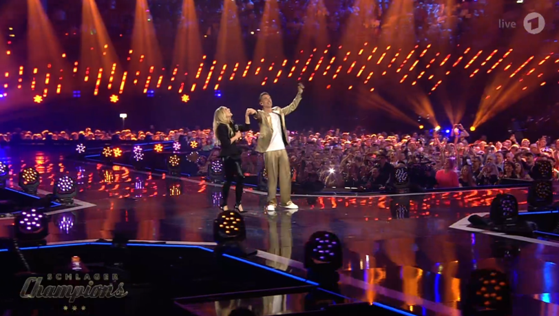 Helene Fischer und Florian Silbereisen singen zum zweiten Mal live ihren Mega-Hit "Schau mal herein". Helene Fischer und Florian Silbereisen singen zum zweiten Mal live ihren Mega-Hit "Schau mal herein".
