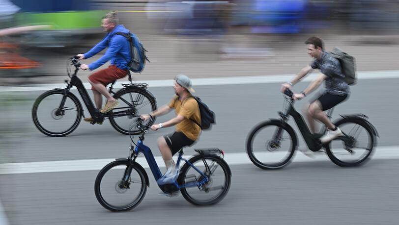 E-Bikes dominieren den deutschen Fahrradmarkt, doch die Preise fallen. (Archivbild) E-Bikes dominieren den deutschen Fahrradmarkt, doch die Preise fallen. (Archivbild)